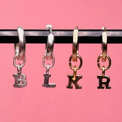 Örhängen – Mini bokstäver  (Black Friday)